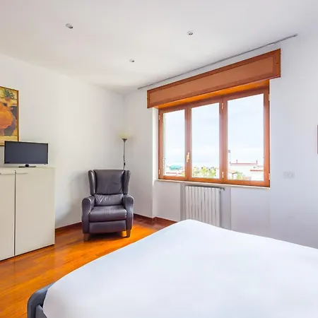 Апартаменты Colonna Classic Style By Wonderful Italy Неаполь